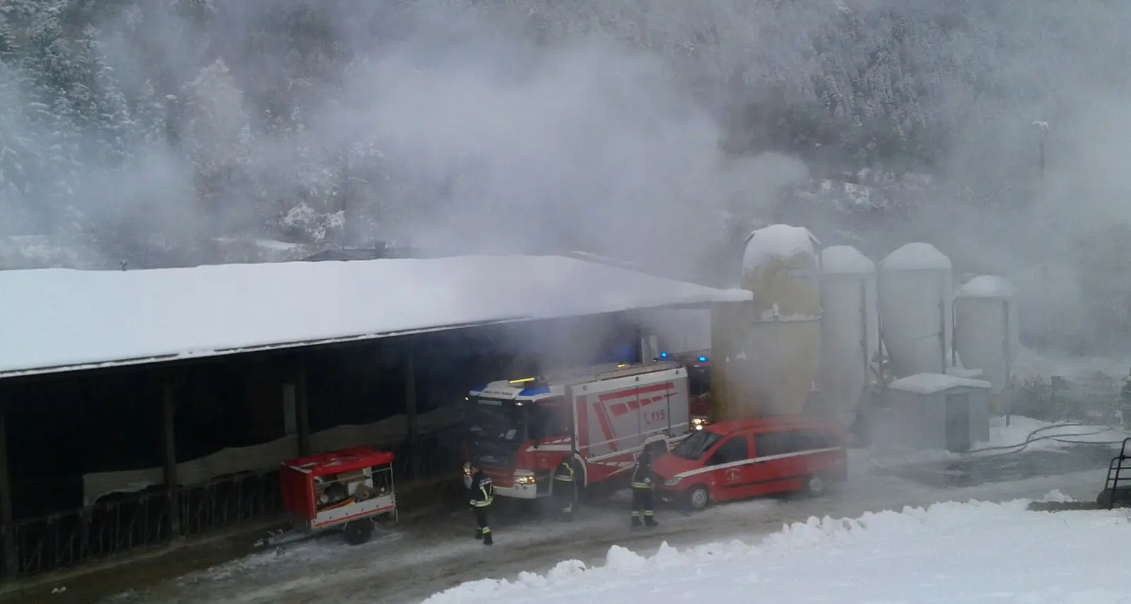Incendio a Covelo: distrutta la Giosi Farm, ferito un vigile del fuoco, morte decine di animali