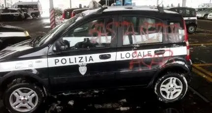 Auto dei vigili urbani imbrattata con la vernice