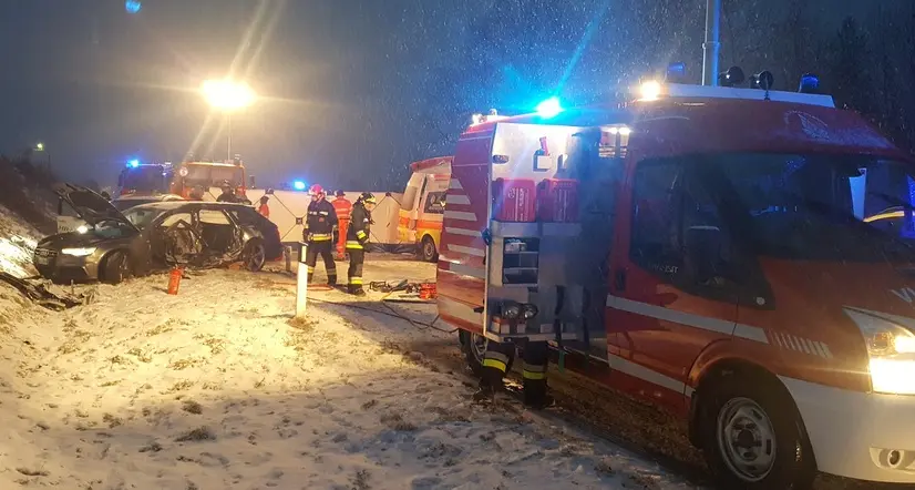 L’auto scivola sulla neve scontro frontale a Condino