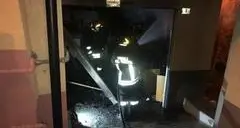 Appiccano il fuoco a tre veicoli nel garage