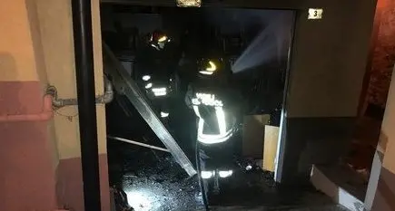 Appiccano il fuoco a tre veicoli nel garage