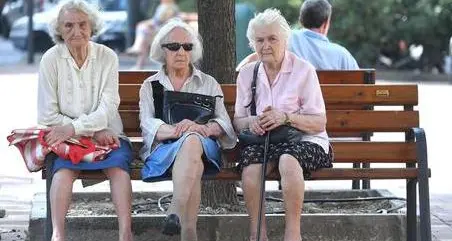 Pensioni, dal 2018 donne in vecchiaia come gli uomini