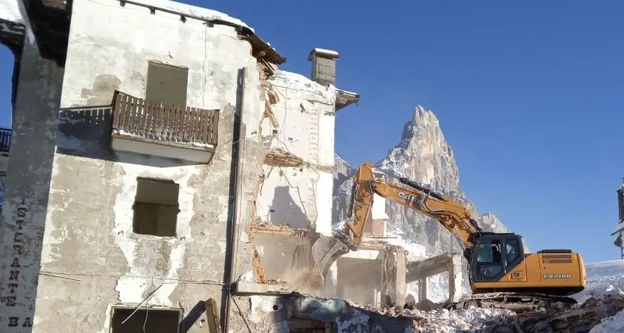 Ruspe al lavoro per demolire l’Albergo Passo Rolle