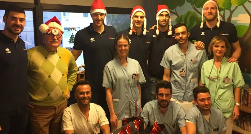 Gli atleti del volley in pediatria