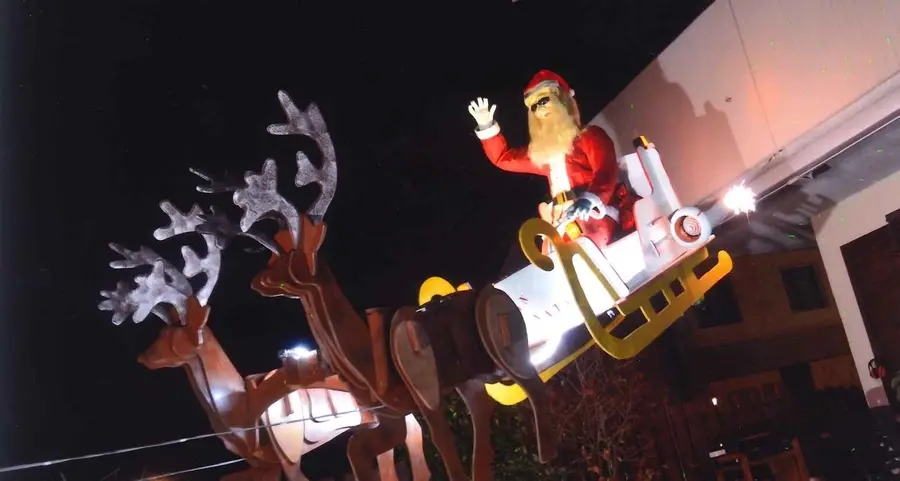 Parisi, l’idraulico che crea Babbi Natale in formato reale