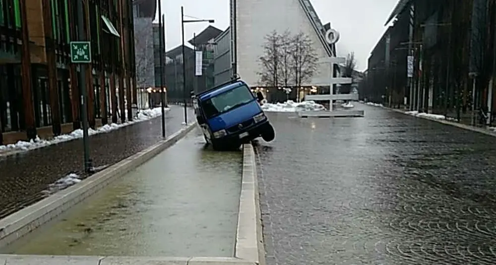 Sbaglia la manovra, finisce nel canale
