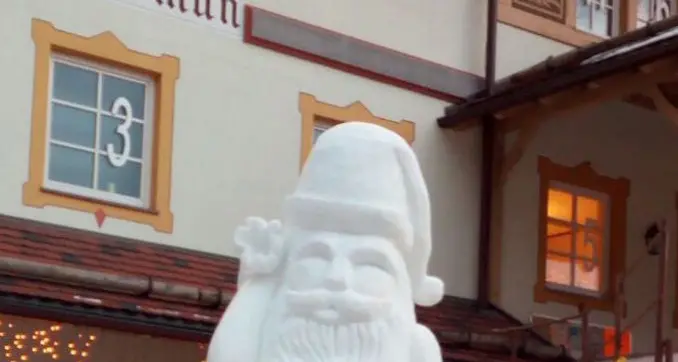 Gigante di neve in piazza grazie alla Scuola Ladina di Fassa