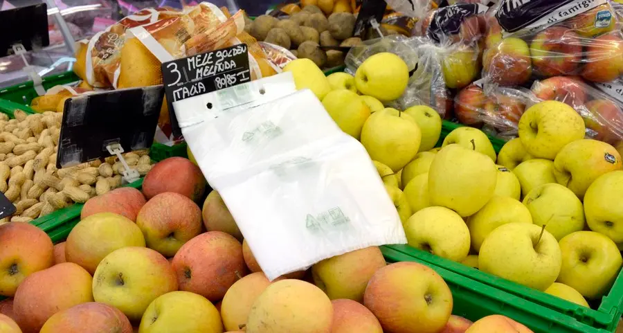 Frutta, verdura e salumi: sacchetti bio ma si pagano