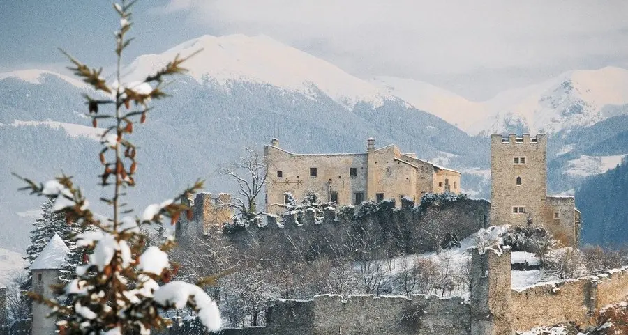 Il castello non chiude e diventa oggetto di uno studio storico