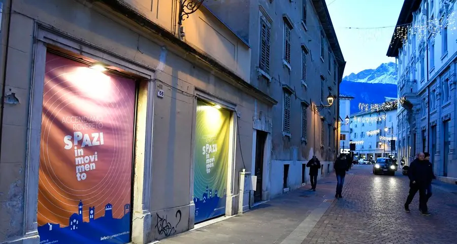 I negozi sfitti diventano vetrine illuminate