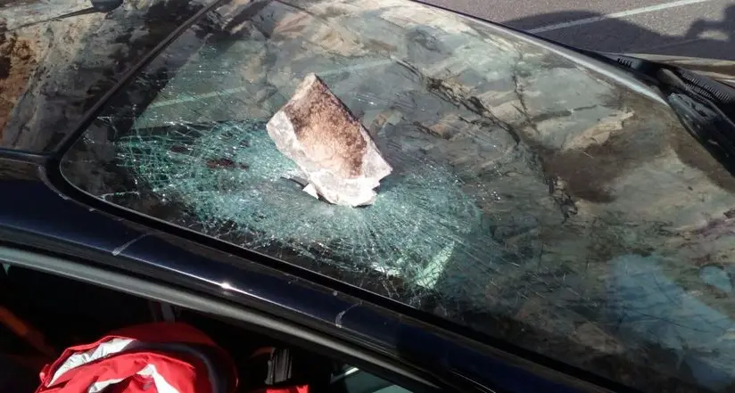 Una scarica di sassi sull'auto: si salva per miracolo