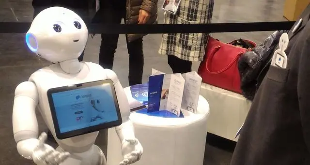 Il robot Paolo Pepper inaugura l'Expo Riva Hotel