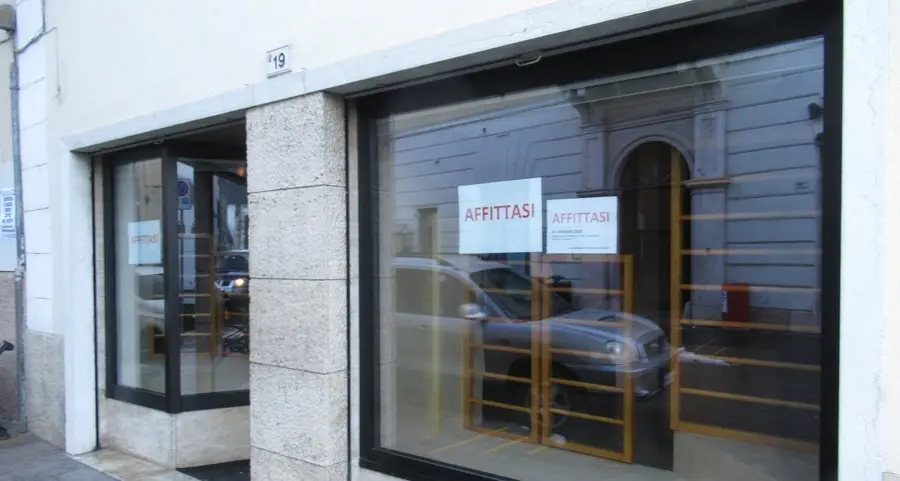 In via Crivelli chiuso il negozio di stoffe