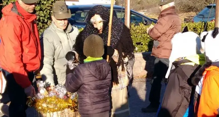 La Befana arriva in collina grazie agli alpini e alla Sat