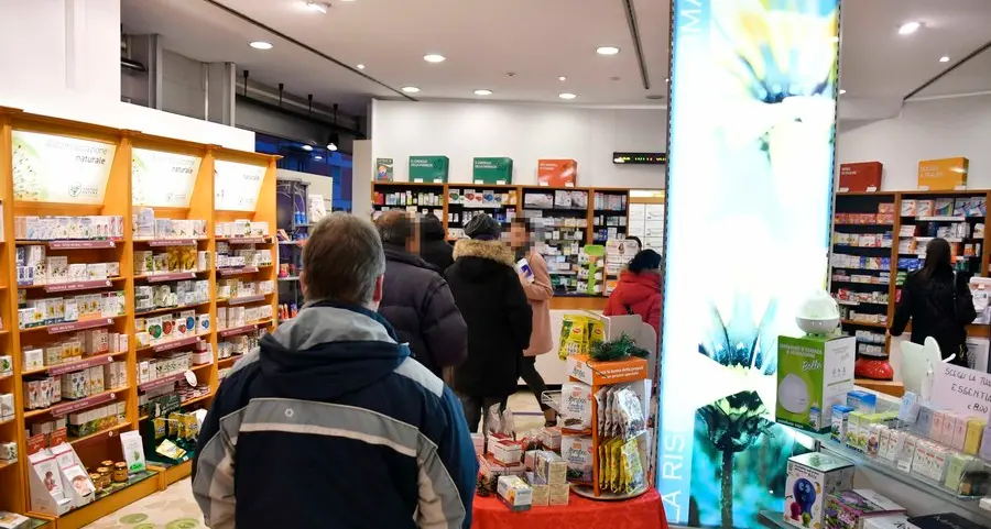 L’influenza dilaga, code in farmacia