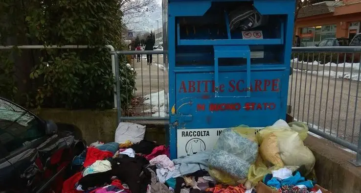 Vestiti, la raccolta scorretta crea spreco e degrado