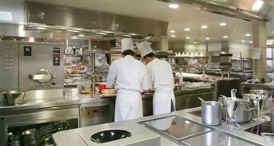 Testata al cameriere: cuoco condannato