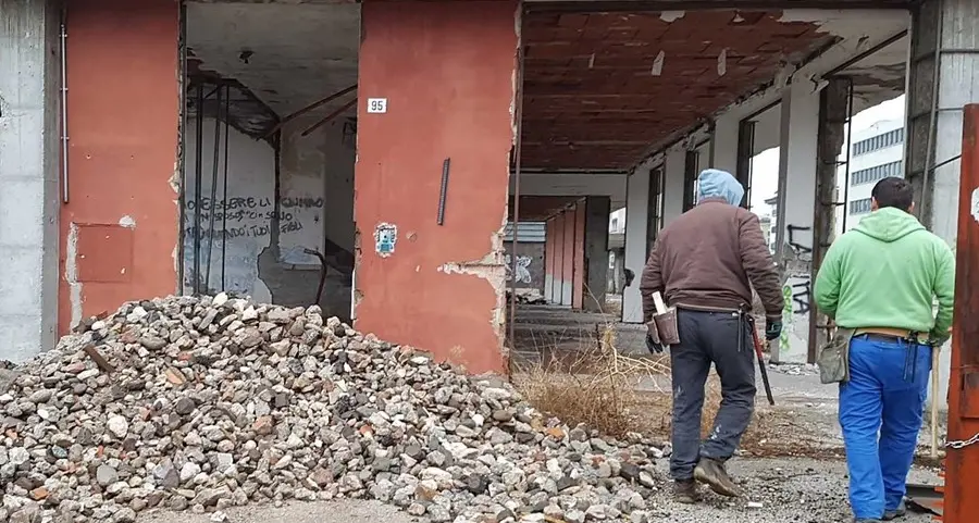 Area ex Frizzera, la demolizione parte per davvero