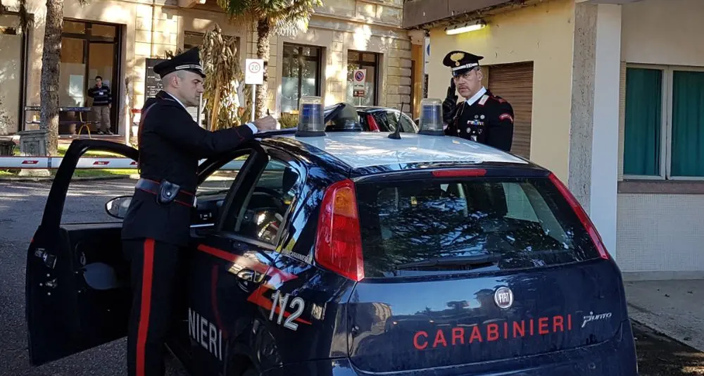 Ruba un cellulare, si fa un selfie e viene rintracciata