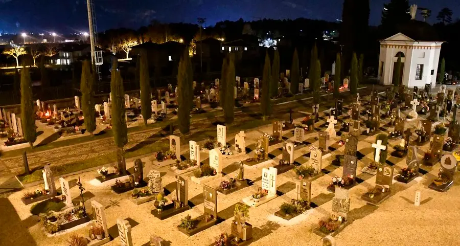 Raid vandalico di notte al cimitero di Marco