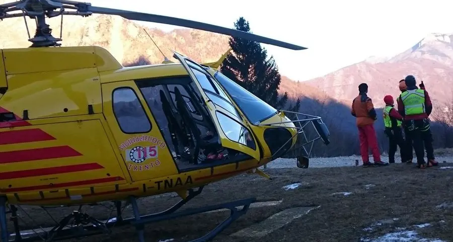 Scivola e cade per trecento metri: morto