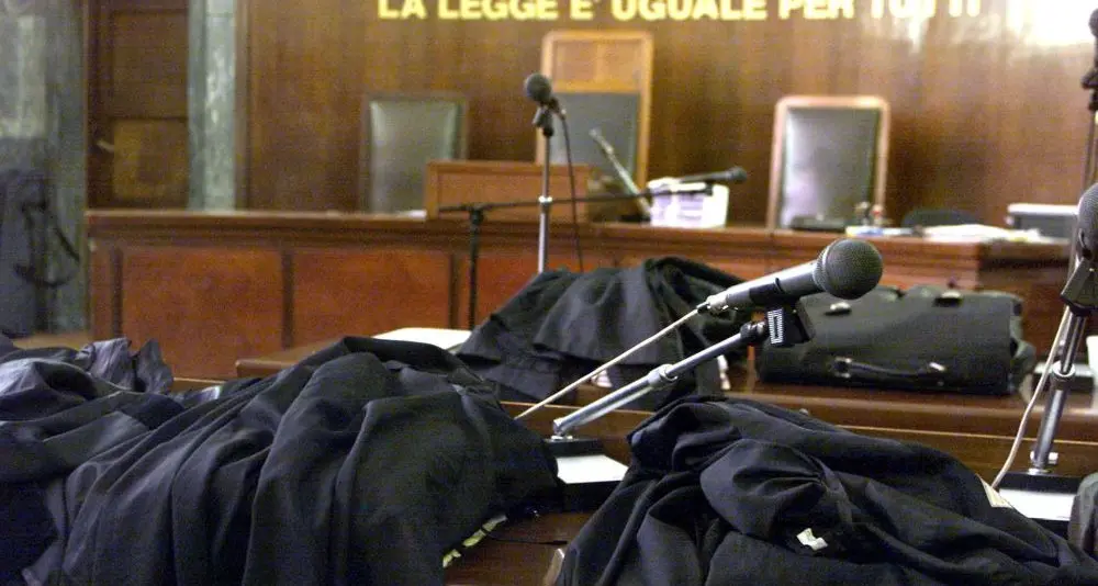 Spia i conti dei vicini: a processo