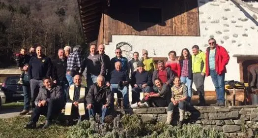 Da una stalla all’altra a benedire gli animali