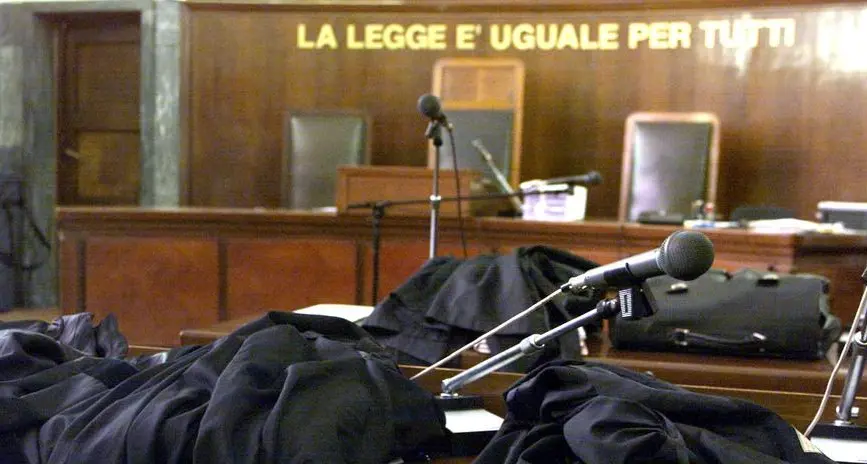 Spia i conti dei vicini: a processo