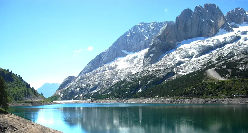 «Una seggiovia lungo il lago Fedaia»