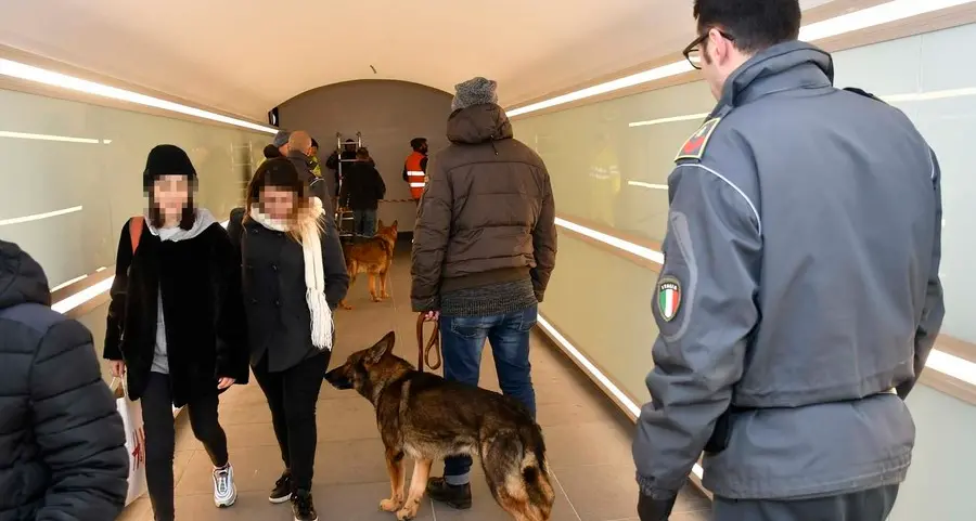 I cani tra i viaggiatori, controlli della Finanza