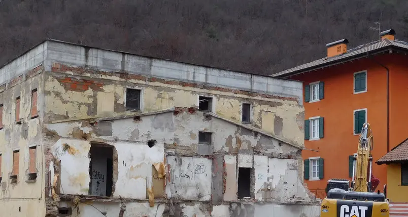 Ex albergo “Al Castello”, via alla demolizione