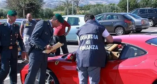 Gli sequestrano la Porsche: sviene