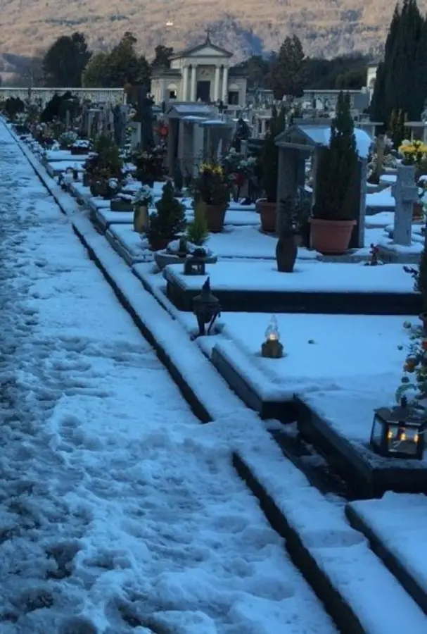 «Più manutenzione al cimitero»