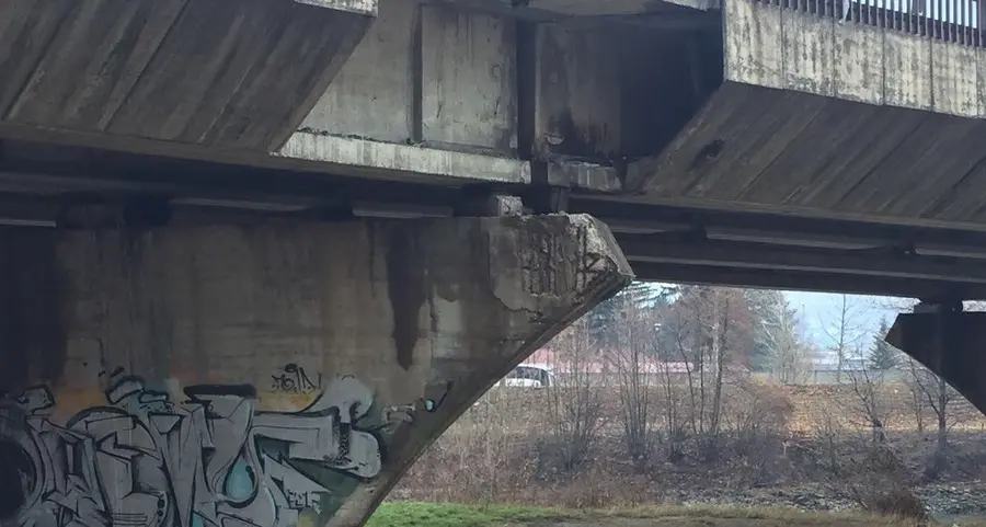Tangenziale, crollato il parapetto del ponte a Ravina