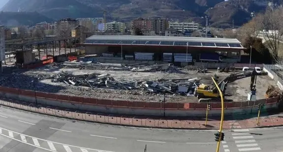 Ex Euromix già demolito poi toccherà all’ex asilo