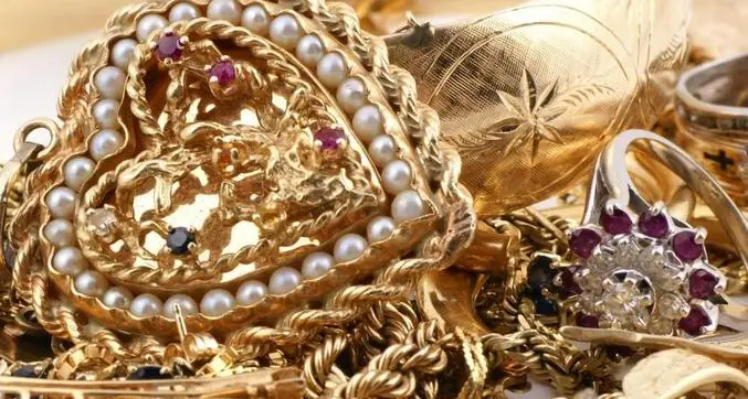 Ruba alla zia gioielli per 20 mila euro