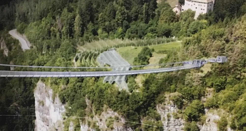 Castelfondo, il drone sorvola il maniero \"Violata la privacy\"