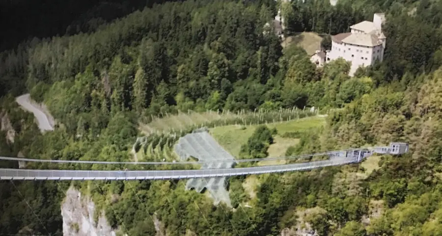 Castelfondo, il drone sorvola il maniero «Violata la privacy»