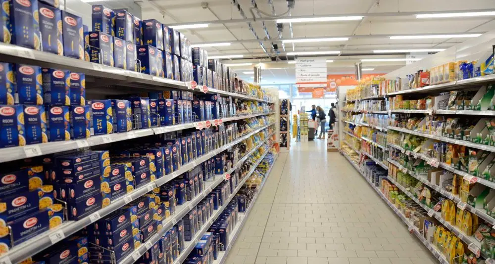 Preservativi e champagne rubati, fermato
