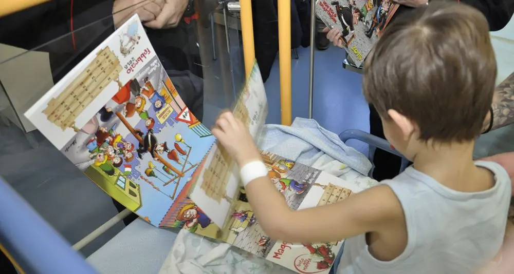 Trento, Carabinieri \"in gioco\" con i piccoli di pediatria