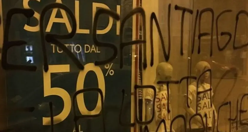 Imbrattano e spaccano la vetrina