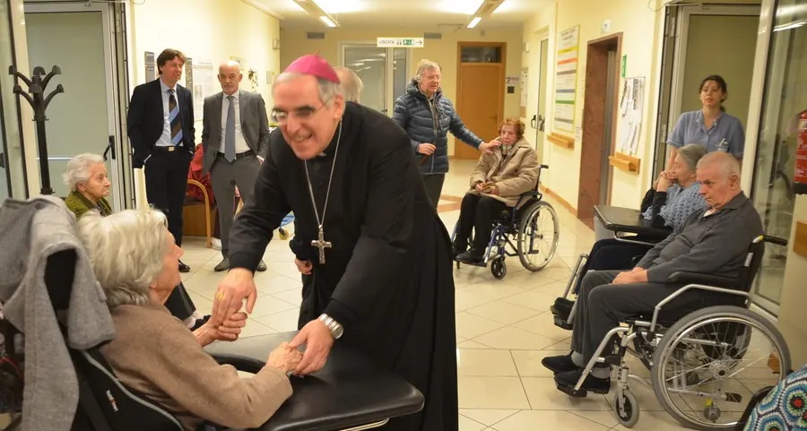 Il vescovo Tisi in visita alla casa di riposo