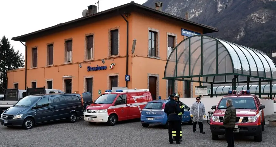 Attraversa i binari, travolto da un treno