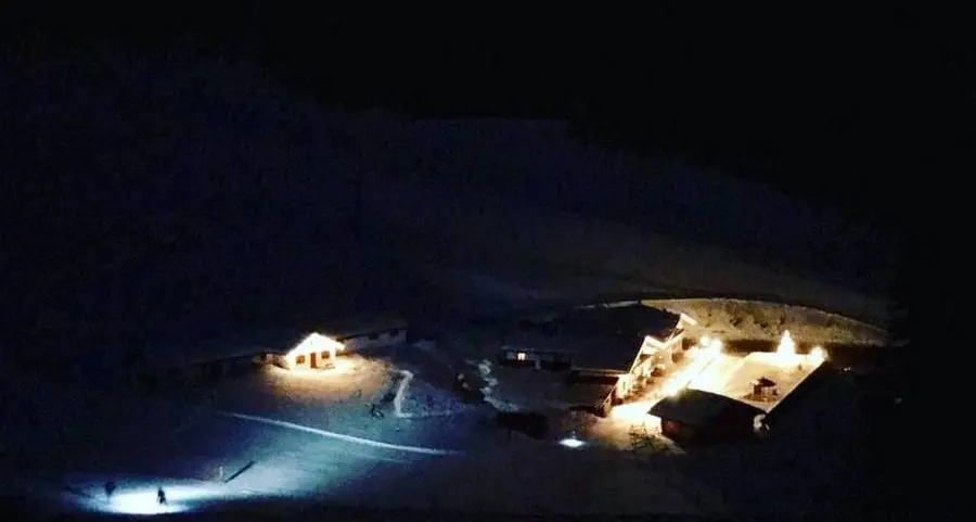 Con pelli di foca sotto agli sci lungo le piste al chiar di luna