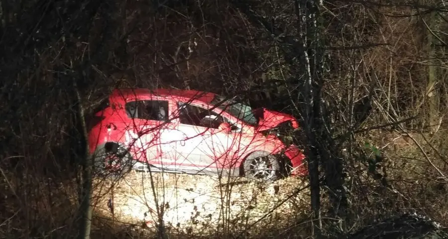 Scontro frontale, auto vola nella scarpata