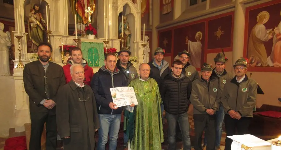 Un assegno per aiutare il missionario Laner