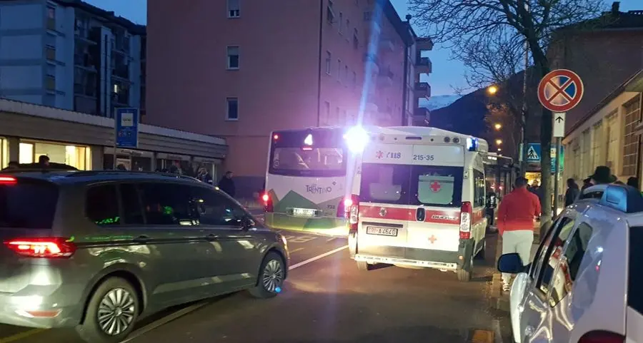 Rincorre il bus e sbatte sul marciapiede Bloccato il traffico in via Fratelli Fontana