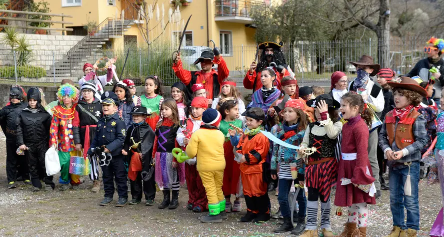 Le mascherine sfilano per le vie di Ceniga