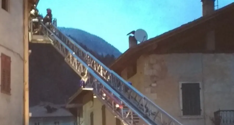 Calcinacci in strada, auto in colonna