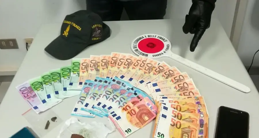 Spacciatore a bordo del taxi: arrestato